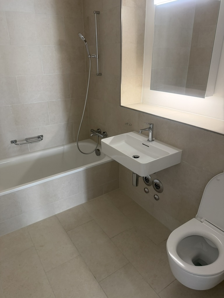 Badewanne, Lavabo und WC
