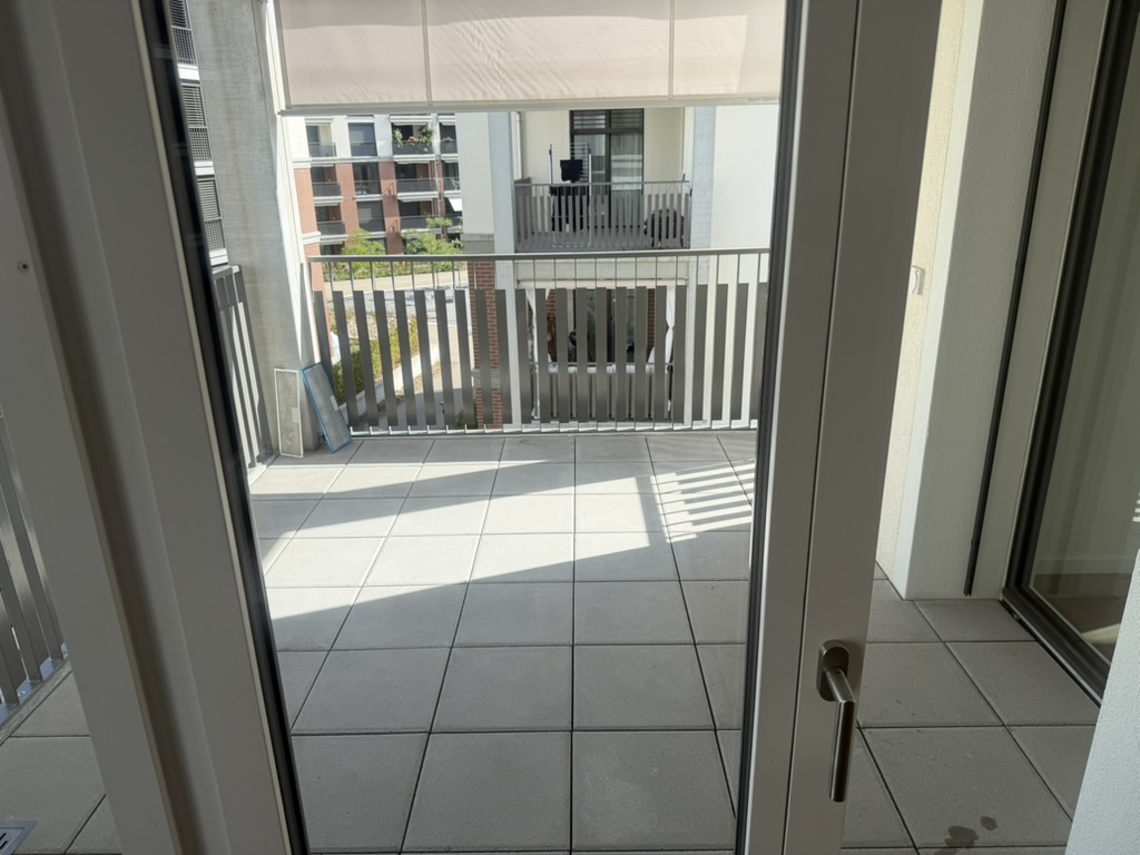 Balkon und Fensterflächen