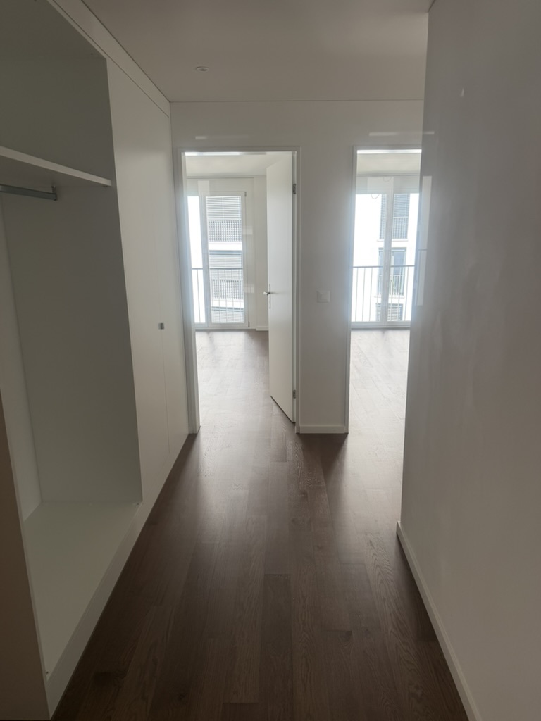 Korridor mit Parkett und Einbauschrank