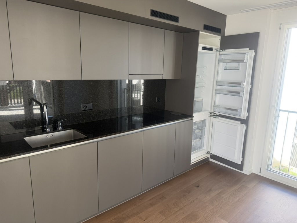 Küche mit geöffnetem Kühlschrank