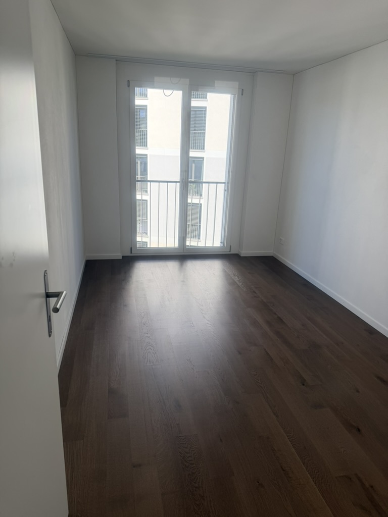 Zimmer mit Parkett und Fenster