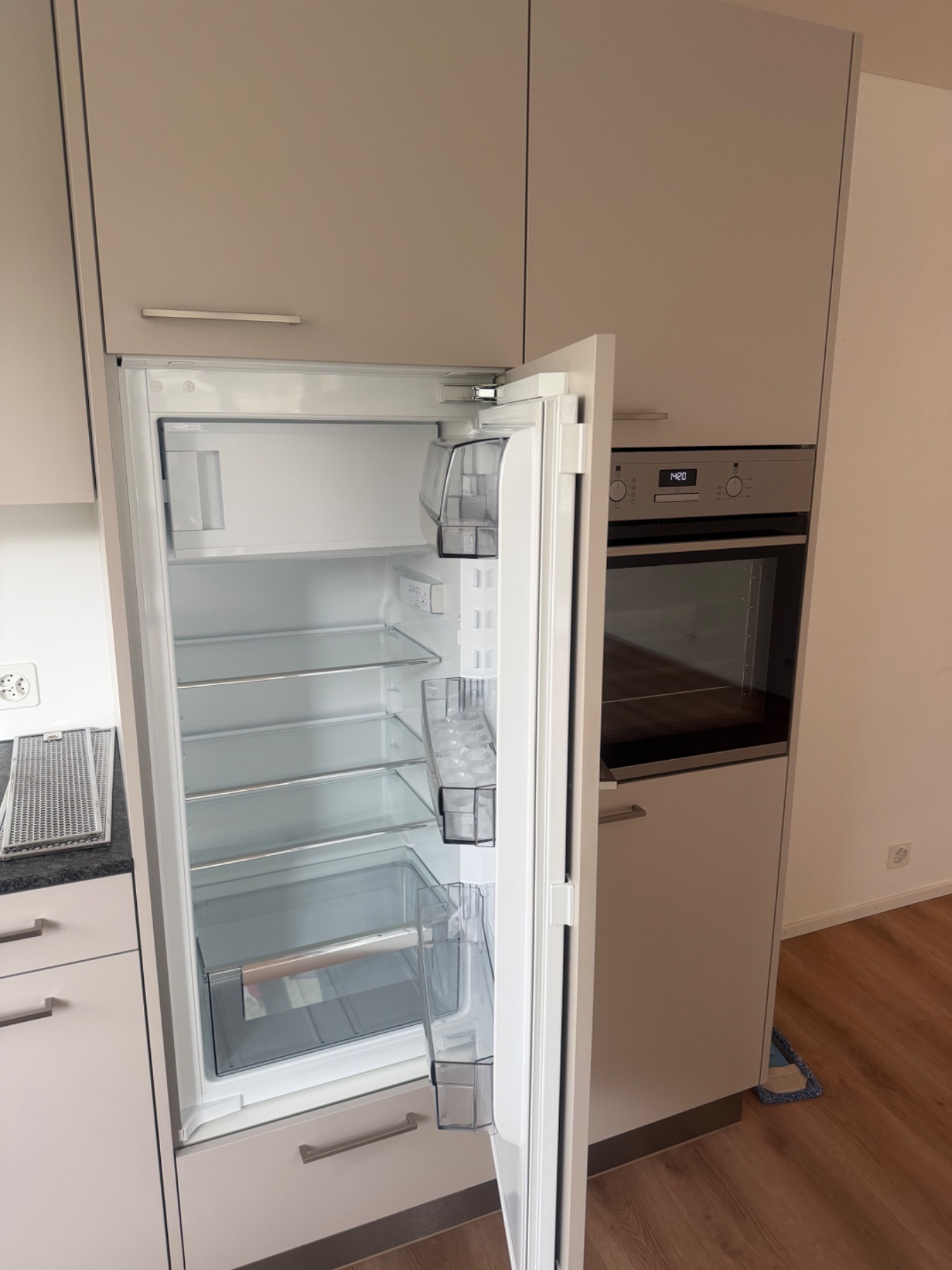 Geöffneter Kühlschrank mit sichtbaren Ablagen und Gefrierfach. Innenraum wirkt sauber und ordentlich.